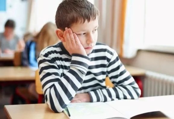 Otizm Spektrum Bozukluğunda Yan Bakışların Nedenleri ve Çözüm Önerileri